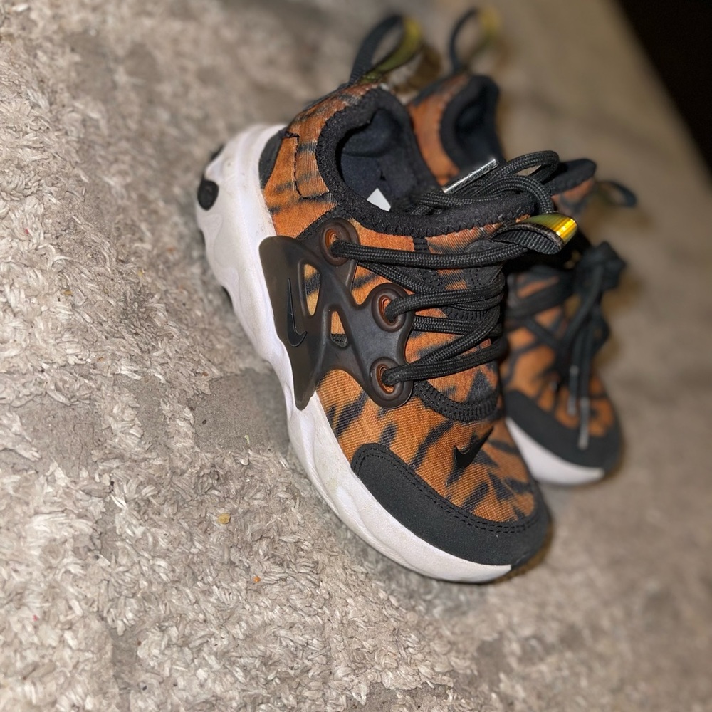 Toddler tiger print nike shoes